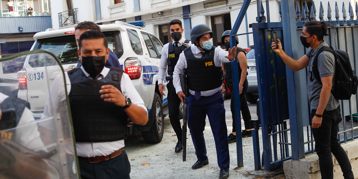 Manifestantes se enfrentaron a efectivos de la PDI cerca de las oficinas de Gabriel Boric