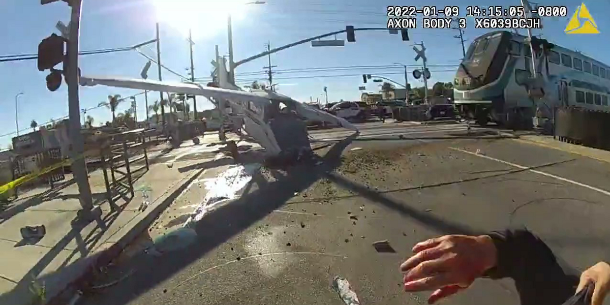 Dramático video muestra impactante rescate de piloto de avión que casi es arrollado por tren en EEUU