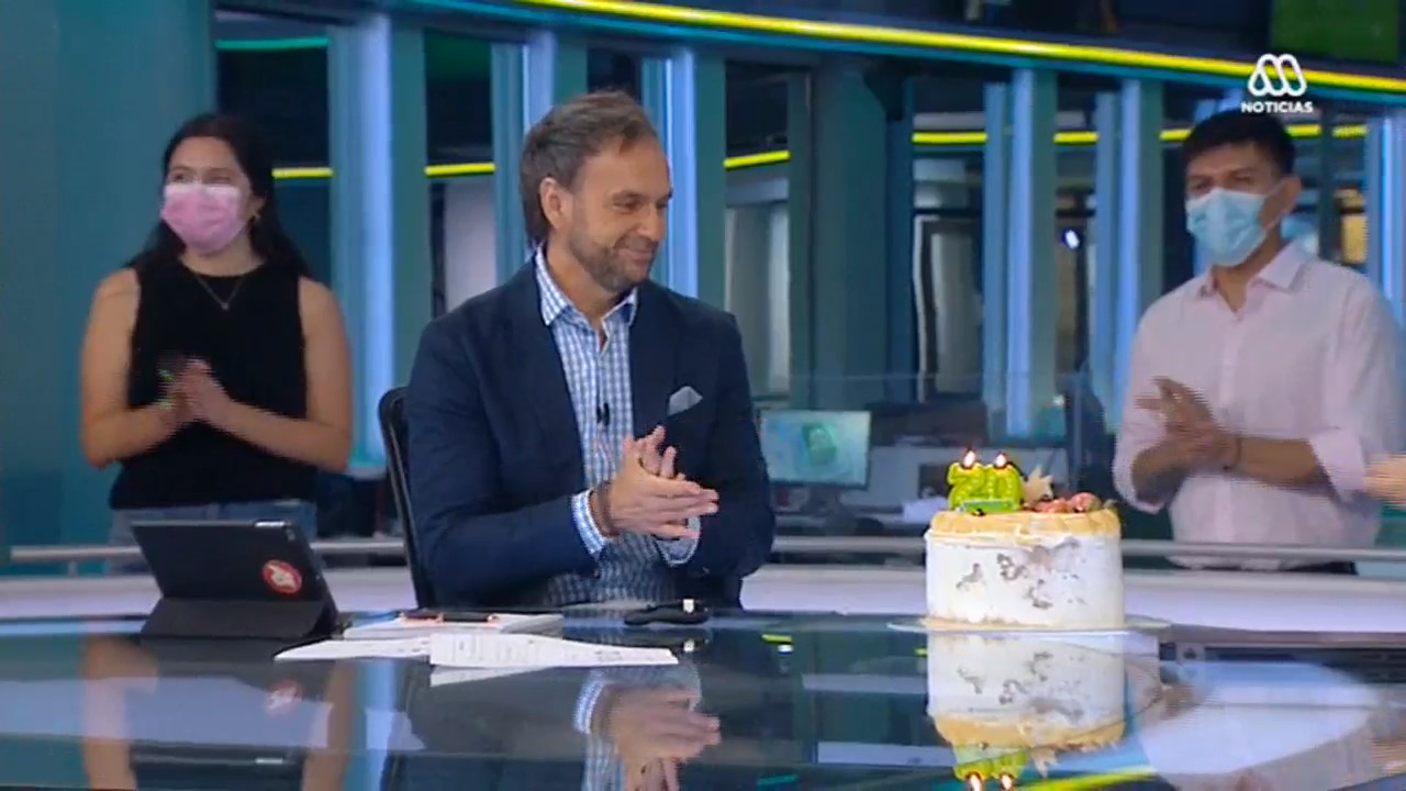 Rodrigo Sepúlveda se emocionó con sorpresa en pleno noticiero tras triste cumpleaños: “No lo esperaba”