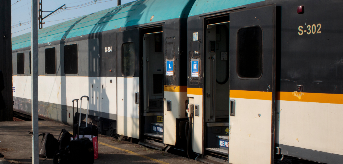 Tren nocturno de Concepción a Santiago no pudo terminar su primer viaje: pasajeros llegaron en bus