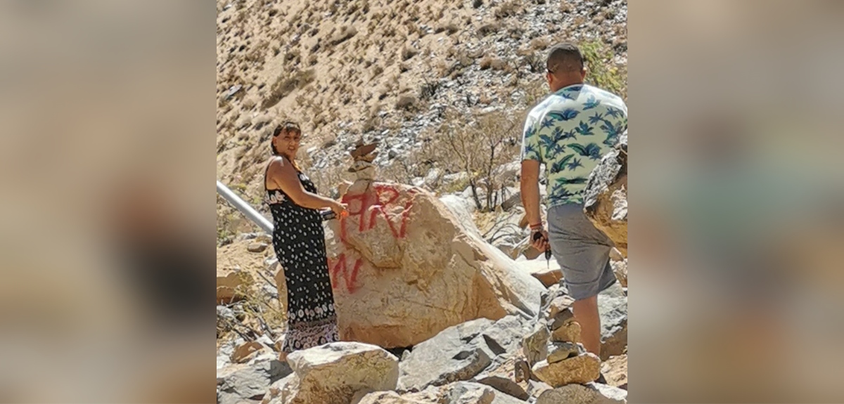 Registran a pareja rayando petroglifos en cerros del Valle del Elqui: alcalde recriminó el hecho