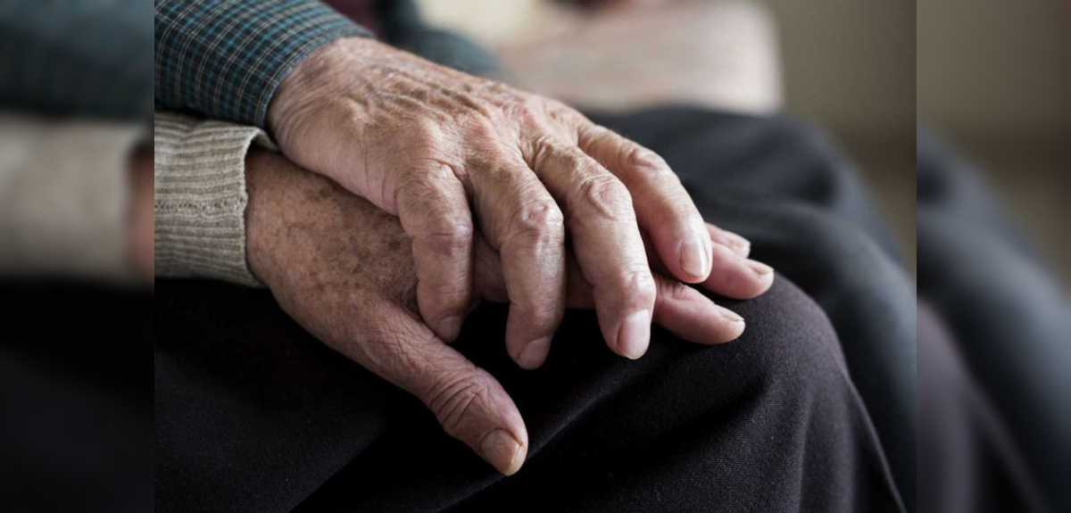 Adulto mayor vivió 3 meses con el cadáver de su mujer en un sofá: 