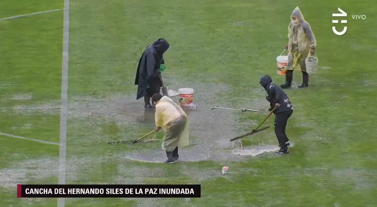 Sacan el agua con una botella: la insólita imagen en la previa del duelo de Chile con Bolivia