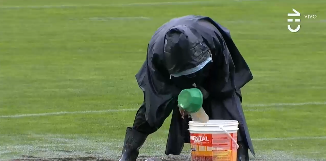 Sacan el agua con baldes: la insólita imagen en la previa del duelo de Chile con Bolivia