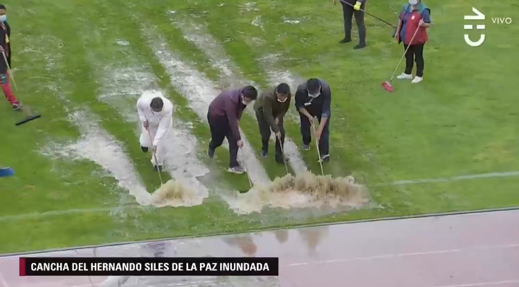 Sacan el agua con una botella: la insólita imagen en la previa del duelo de Chile con Bolivia