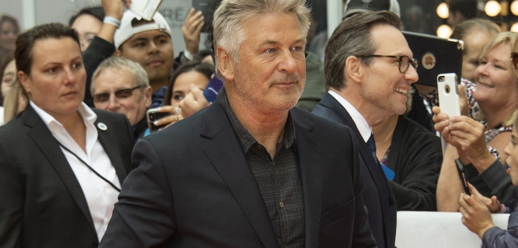 Familia de fotógrafa fallecida en rodaje demanda a Alec Baldwin por homicidio imprudente