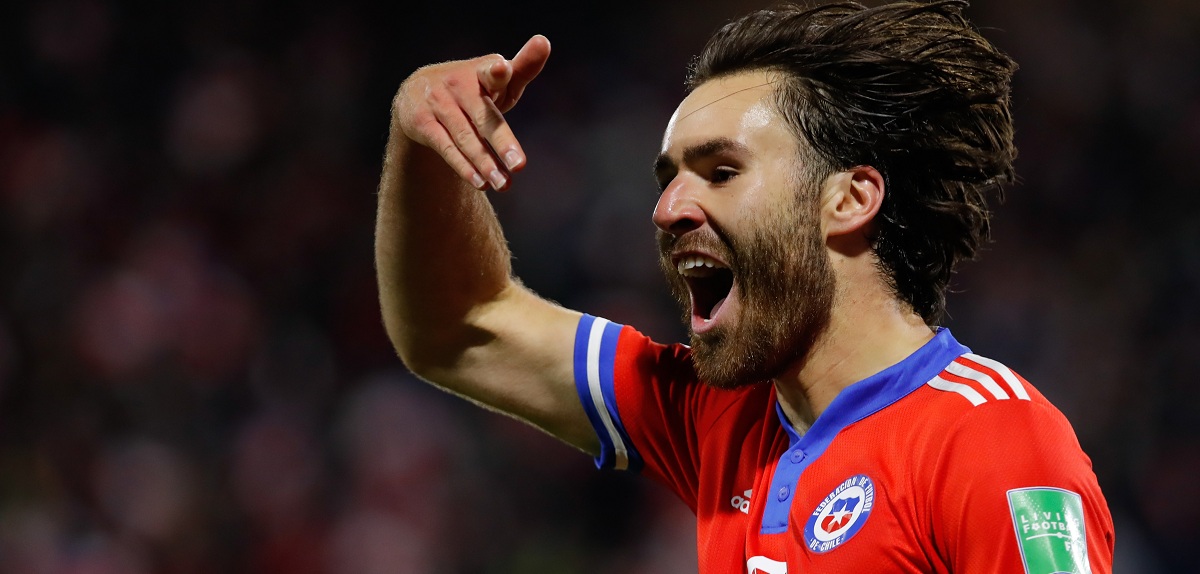 ¿Se parecen? Tallan en Penco escultura de madera de Ben Brereton Díaz... y a tamaño real