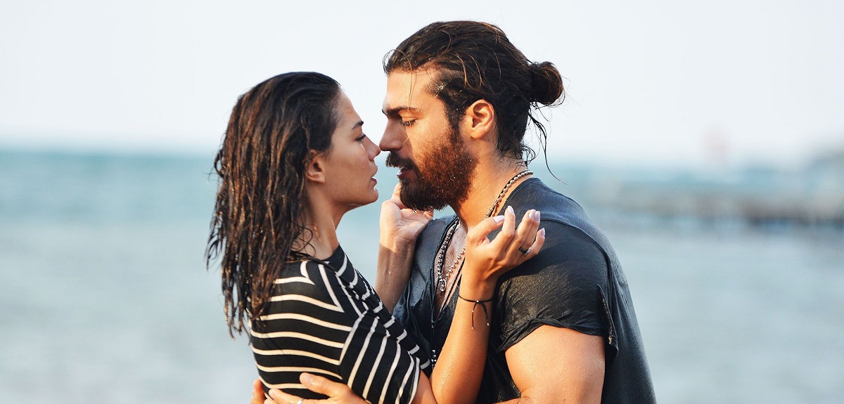 El motivo que explica por qué no hay muchos besos o caricias en las teleseries turcas