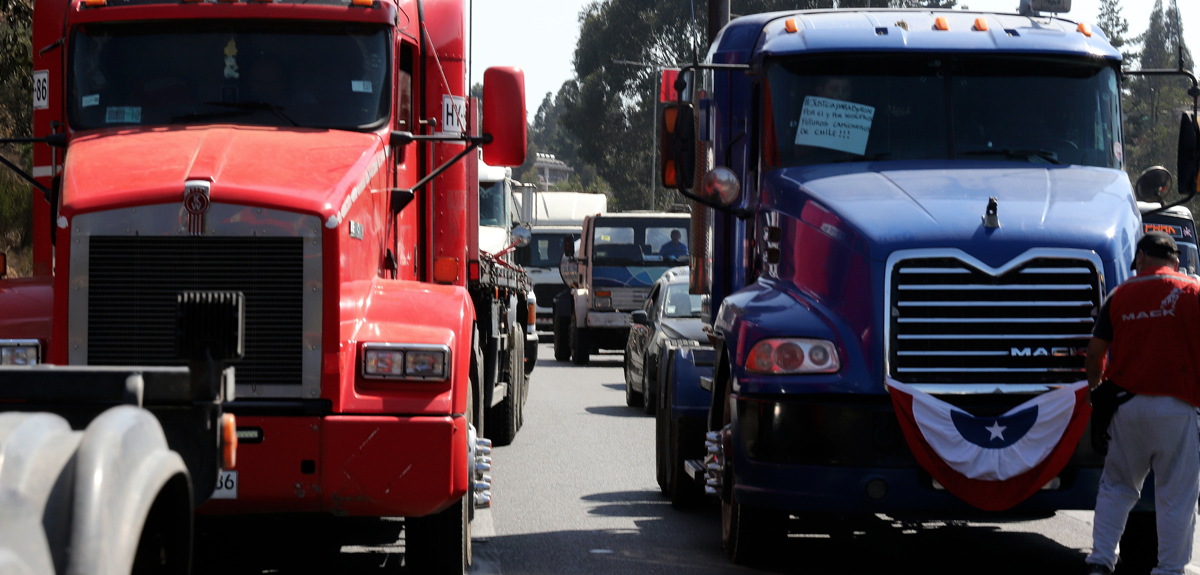 Camioneros bloquean Ruta 68 hacia Valparaíso en apoyo a protestas por muerte de transportista