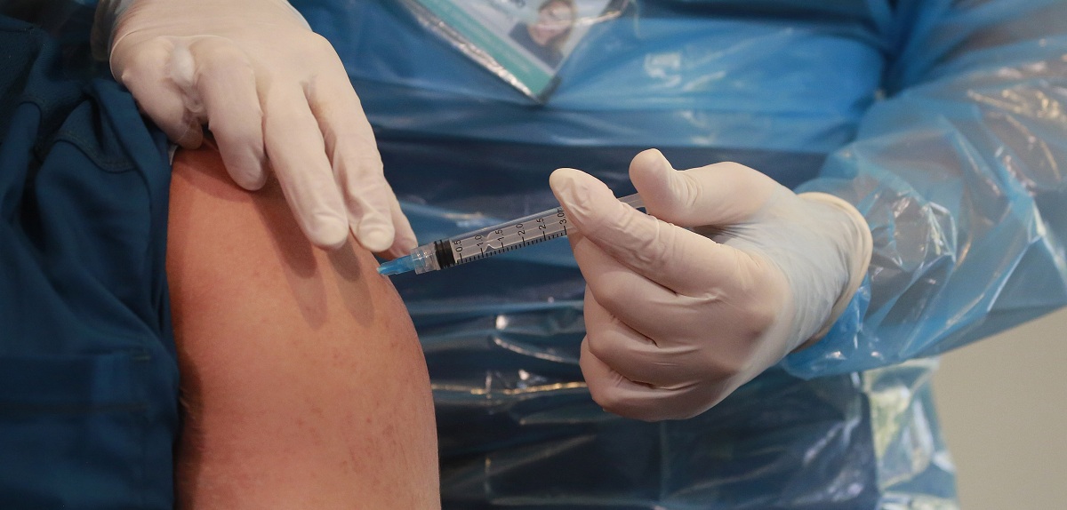 Contraloría exige al Minsal aclarar si vacuna COVID es obligatoria para funcionarios de la salud