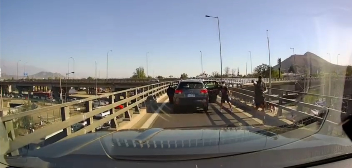 Impactante video: víctima arrastró auto de delincuentes para frustrar encerrona en plena autopista