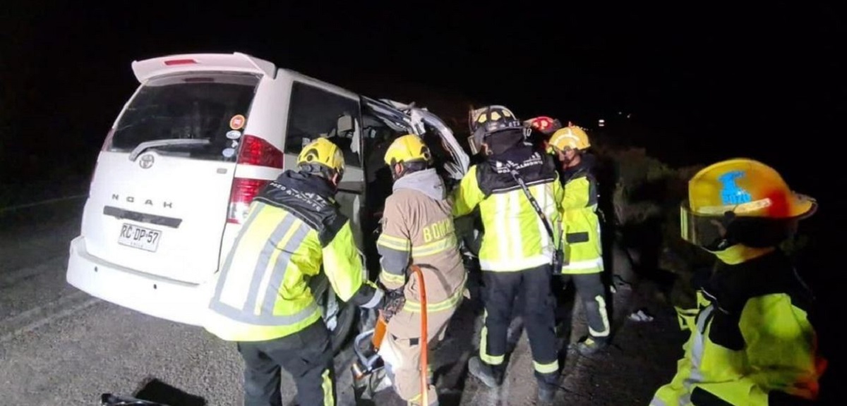 Choque entre furgón y bus de pasajeros deja un muerto y cerca de 20 heridos en región de Tarapacá