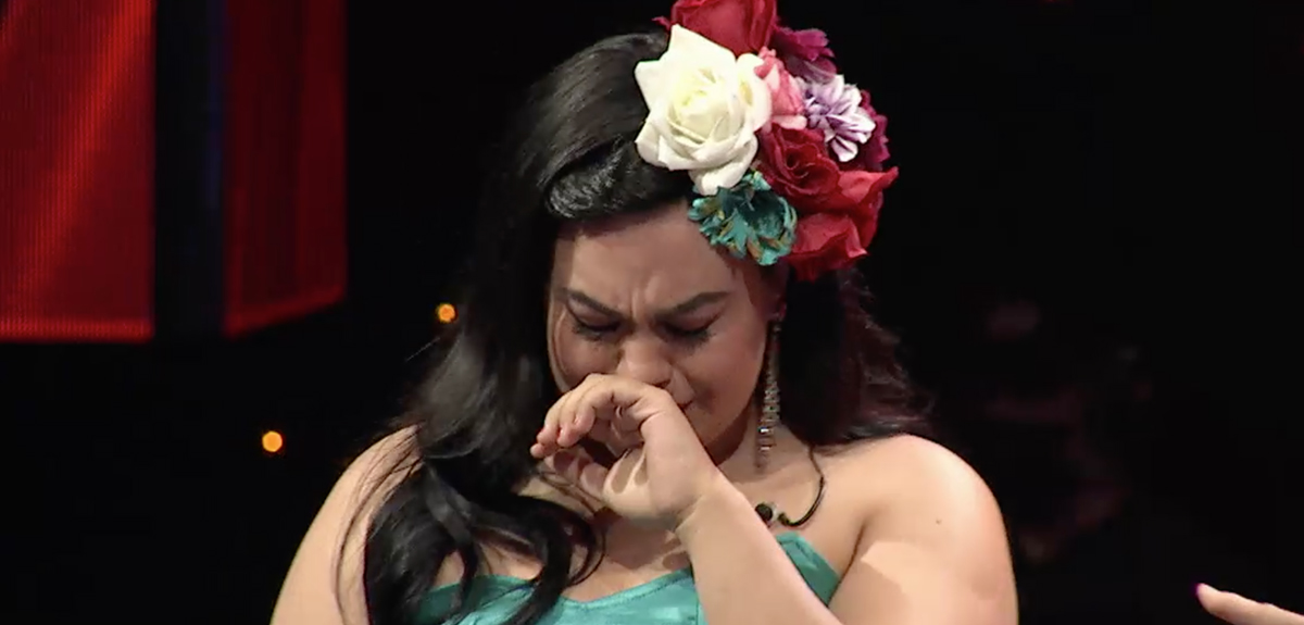 Javiera Flores rompió en llanto tras resultado del duelo en 'The Covers 2': recibió abrazo grupal