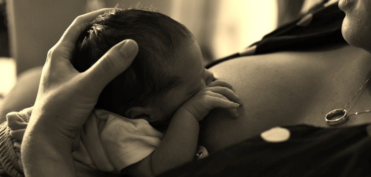 'Leche verde': especialista aclaró nuevo síntoma que estaría afectando a madres lactantes con COVID