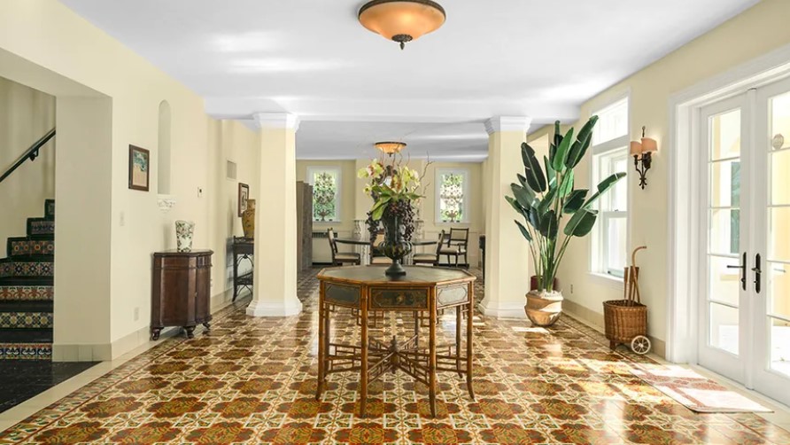 Captura | El vestíbulo de Villa Serena