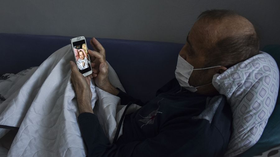 El desolador relato de hombre que lleva 14 meses en cuarentena tras dar positivo 78 veces a COVID-19