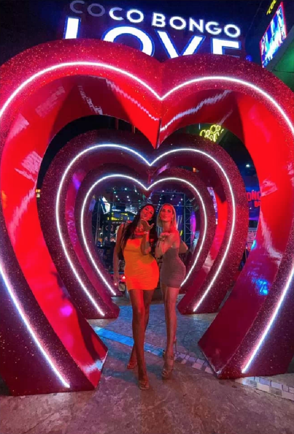 Pamela Díaz y Gala Caldirola fueron a "Coco Bongo"