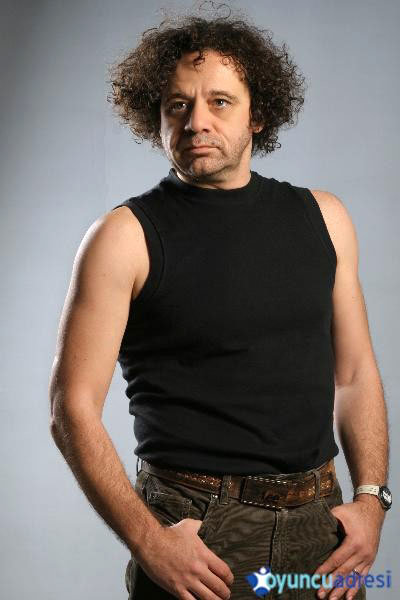 La carrera de Reha Özcan, el actor que interpreta a Adil en 'Doctor Milagro'