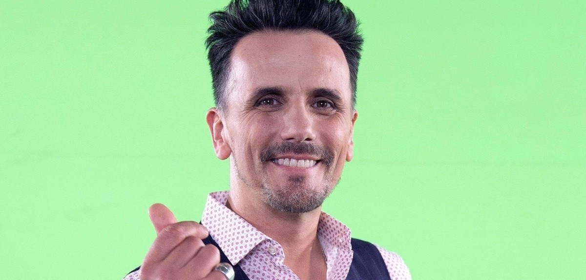 Sergio Lagos llamó la atención con su look en Aquí se baila: 