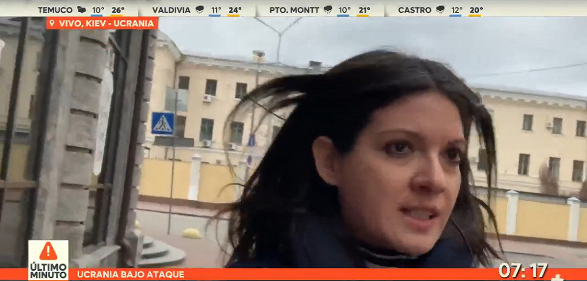 Corresponsal de T13 captó en pleno despacho tiroteo en Kiev: tuvo que correr para resguardarse