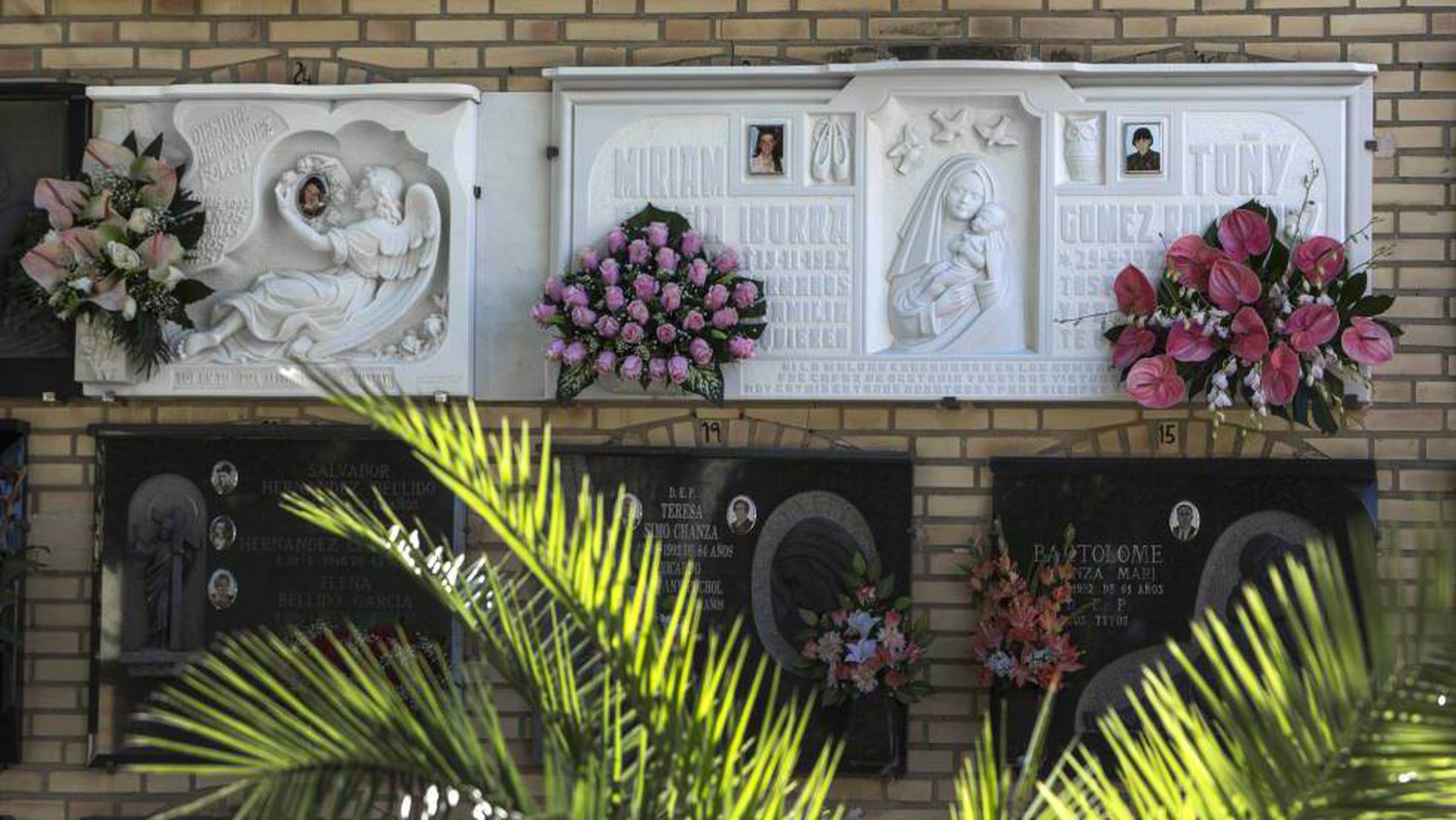 Captura | Las tumbas de las niñas de Alcàsser en el cementerio de la localidad.