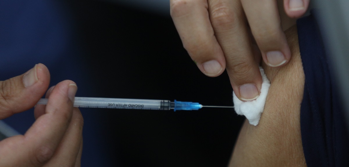 Minsal anuncia que vacunación con cuarta dosis para mayores de 18 años comenzará en marzo