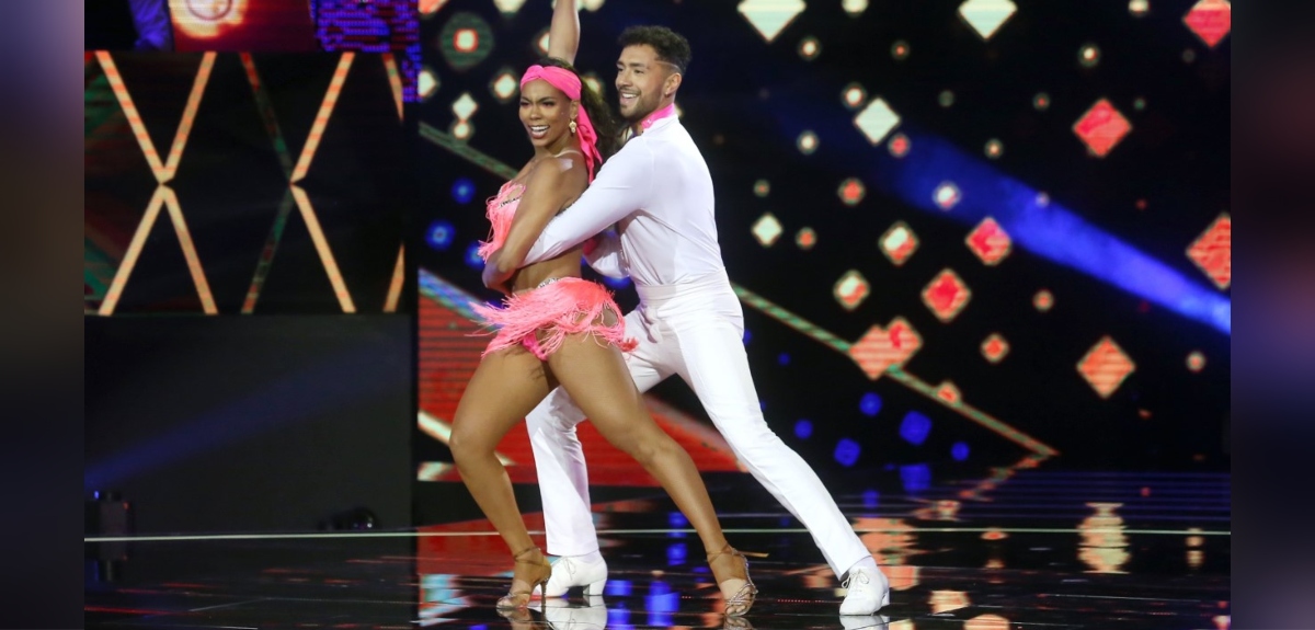 Betsy Camino sufrió percance con su escotado vestuario en 'Aquí se baila': 