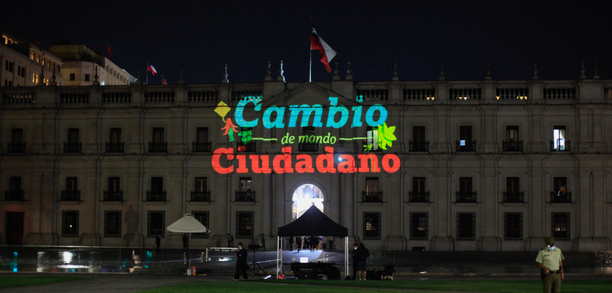 Espectáculo de luces en el frontis de La Moneda proyectó los compromisos del nuevo gobierno