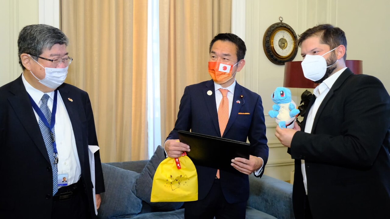 Gabriel Boric recibe regalo de Yoshimasa Hayashi
