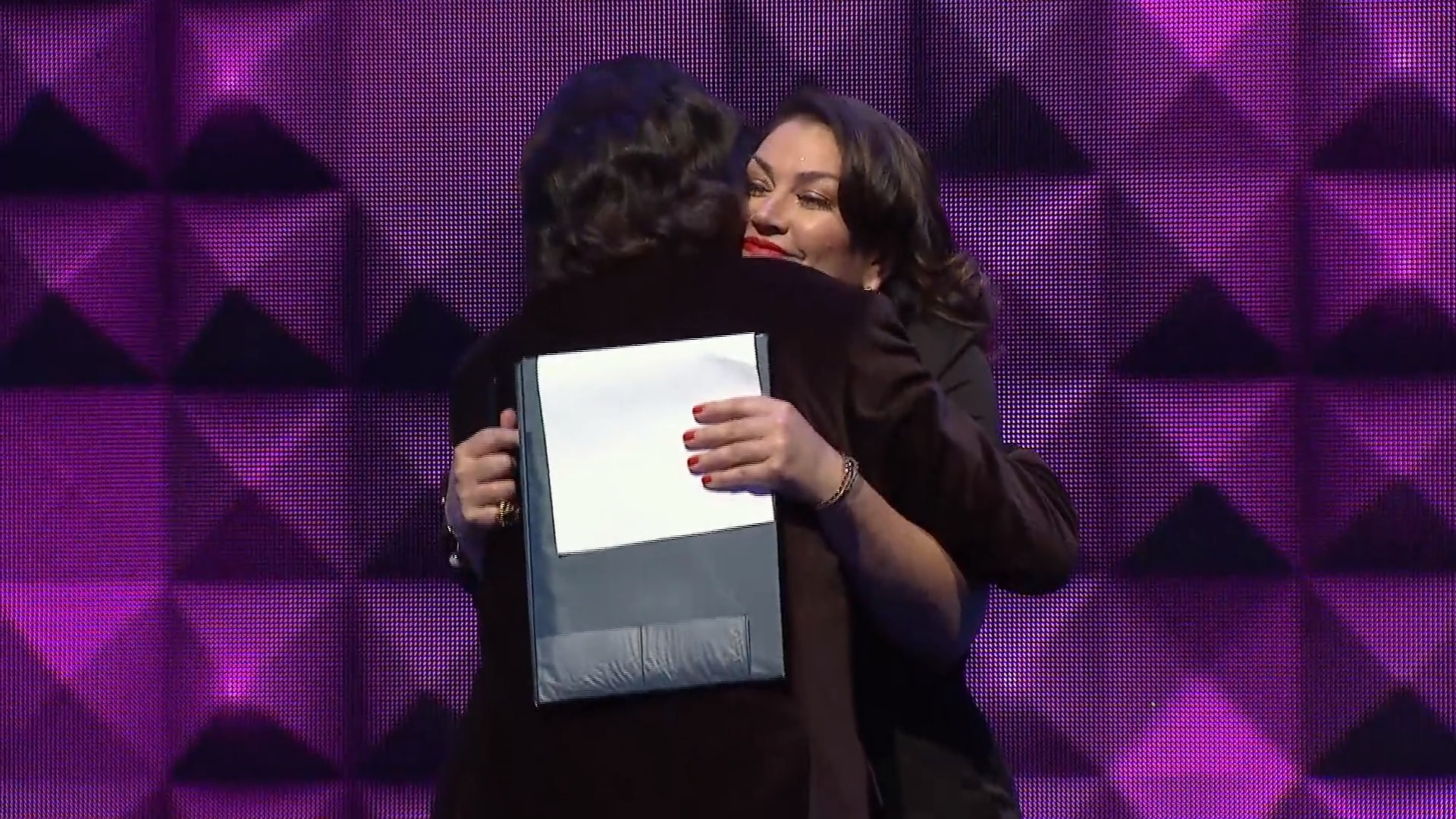 Abrazo Yoan Amor y Javiera Contador