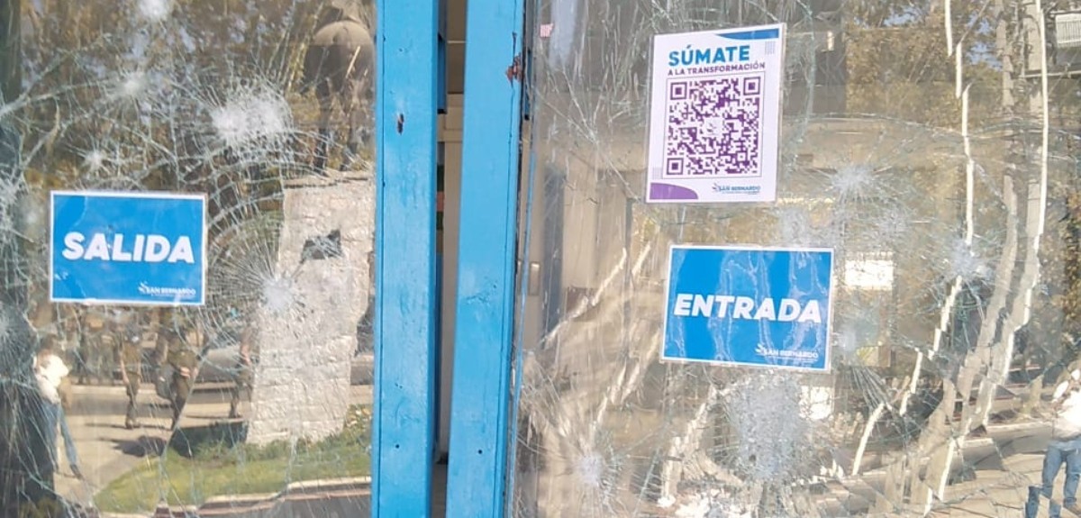 Manifestantes provocaron graves daños en municipio de San Bernardo: fueron cerca de 70 estudiantes