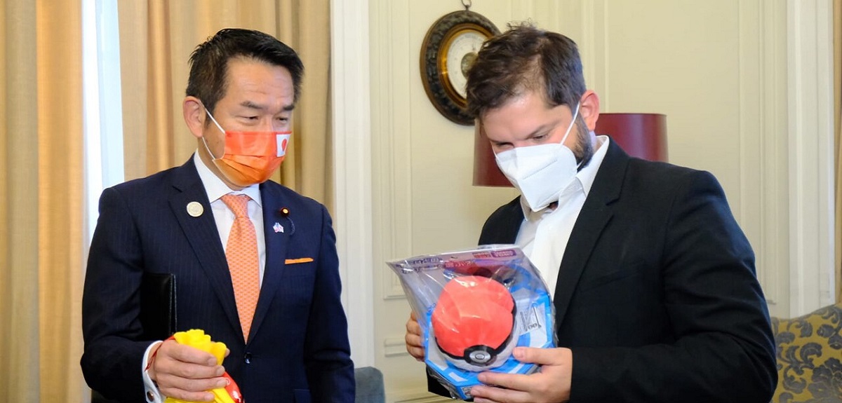 Gabriel Boric recibió especial regalo de Pokémon en reunión con ministro japonés: agradeció en redes