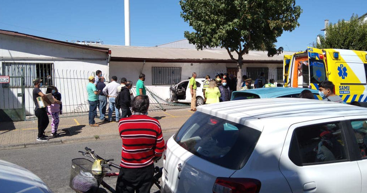 Mujer atropelló a ciclista y chocó oficinas de la Municipalidad de Curicó durante examen de conducir