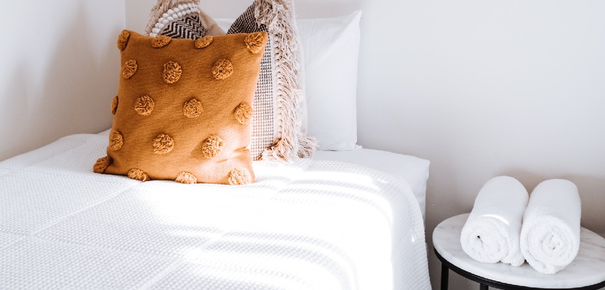 Arriendo de pieza en Lo Barnechea genera polémica: cuesta $125 mil e incluye trabajo con niños