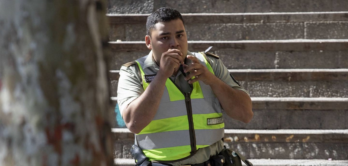 Carabineros que fueron agredidos en marcha estudiantil presentaron querella por homicidio frustrado