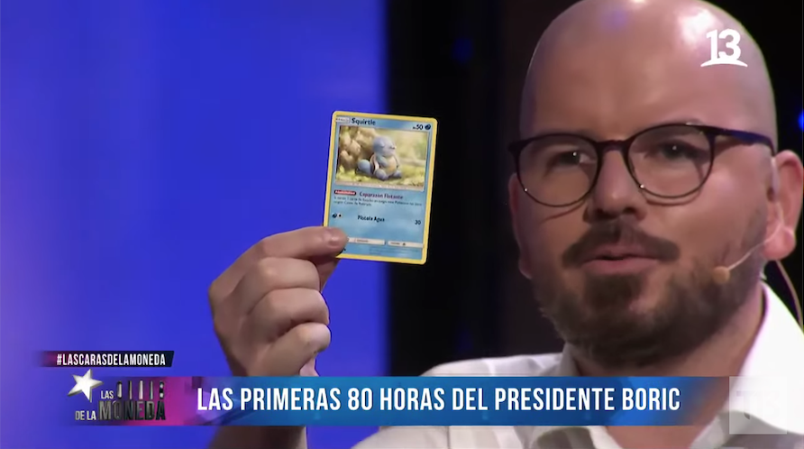 Gabriel Boric recibe de regalo carta pokemón