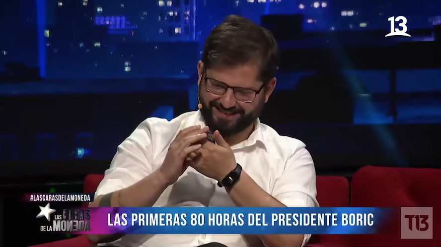 Gabriel Boric recibe de regalo carta pokemón