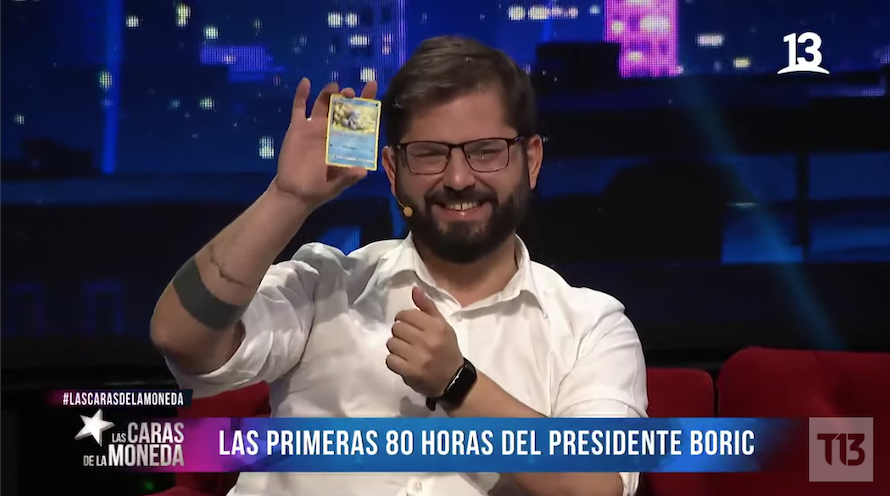 Gabriel Boric recibe de regalo carta pokemón