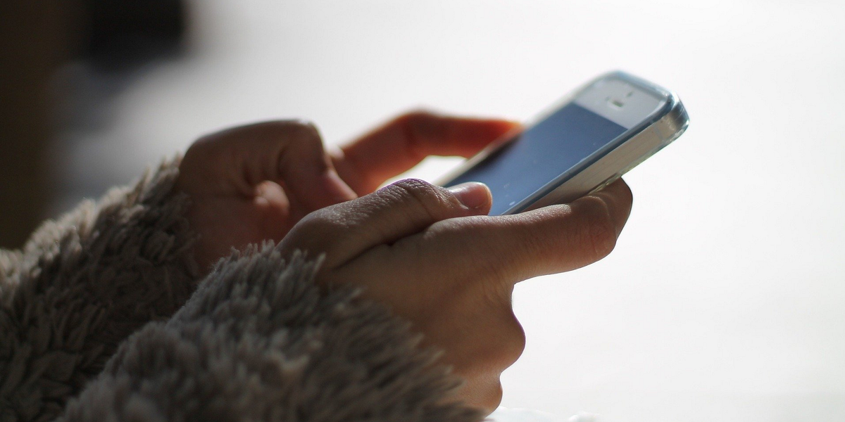 Extorsionó a su mejor amiga de forma anónima: le pidió más de $1 millón para no revelar infidelidad