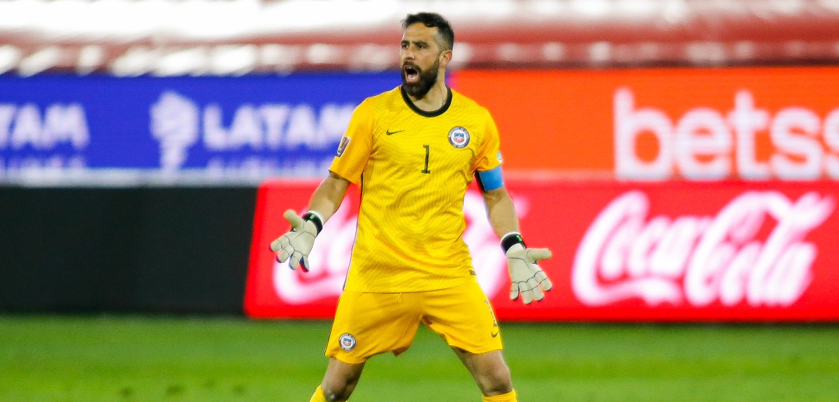 La emotiva arenga de Bravo a la Roja en la previa ante Uruguay: “Sigo creyendo más que nunca”