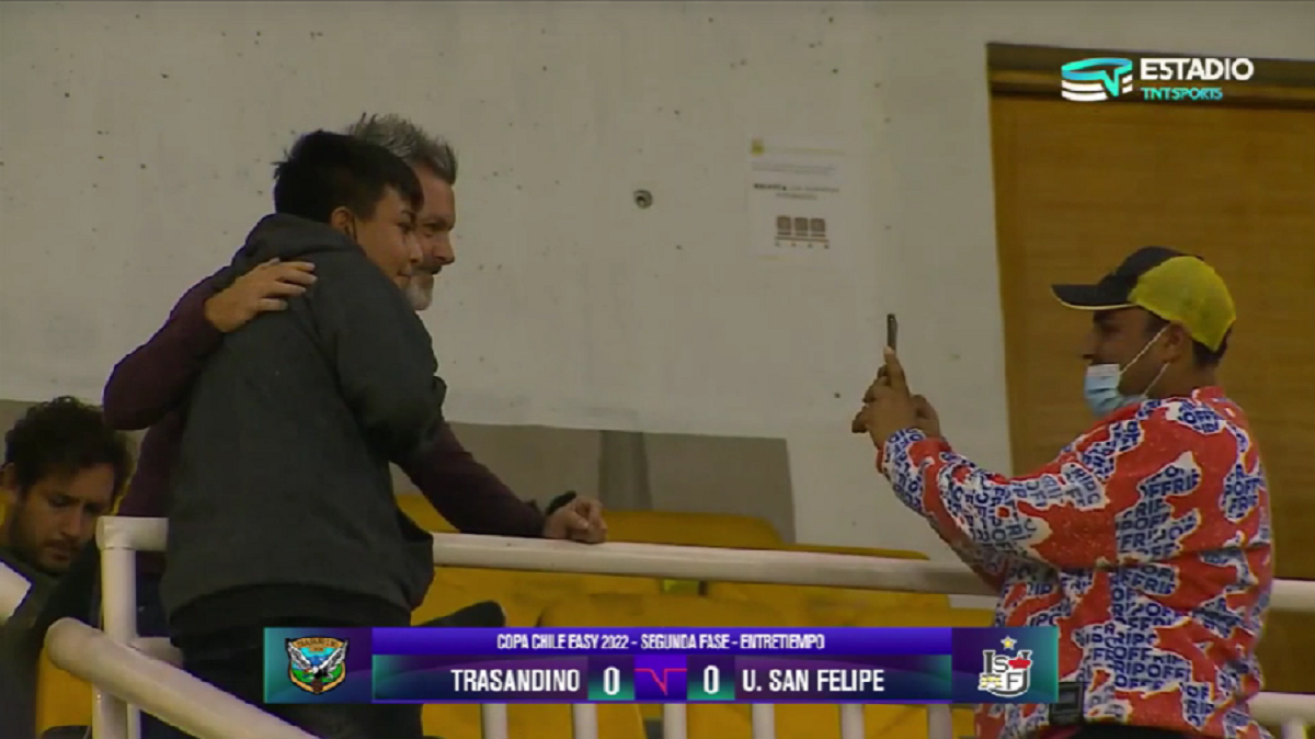 Hijo de Diana Bolocco vivió su primer clásico en el fútbol profesional: Cristián Sánchez lo acompañó