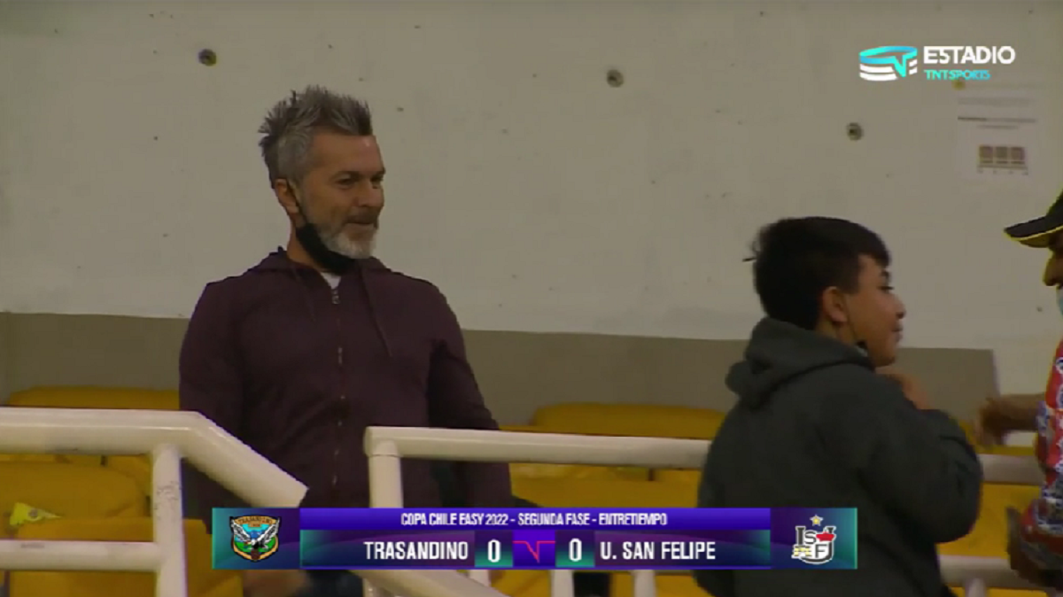 Hijo de Diana Bolocco vivió su primer clásico en el fútbol profesional: Cristián Sánchez lo acompañó