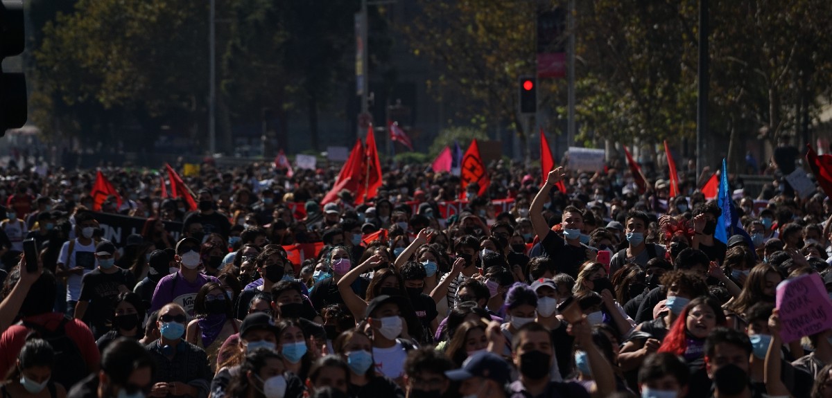 Estudiante fue baleado por carabinero en manifestación de la Confech: gobierno pidió sumario interno