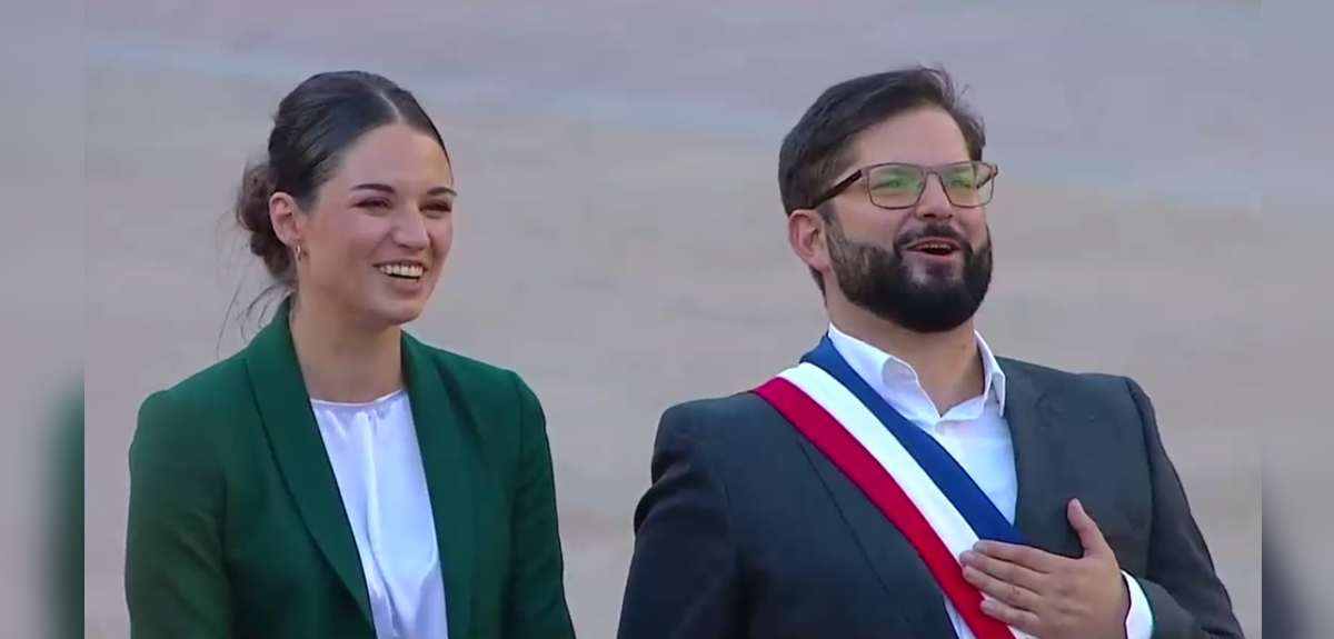 No pudieron evitarlo: exabrupto de público en La Moneda provocó la risa de Boric e Irina Karamanos