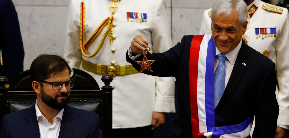 La reacción de Gabriel Boric por beso de Piñera a piocha de O'Higgins se hizo viral: no disimuló