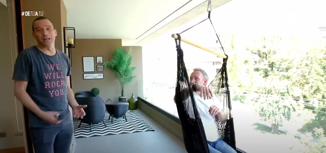 Julián Elfenbein mostró en 'De tú a tú' su amplio departamento: tiene tierno espacio para sus hijas