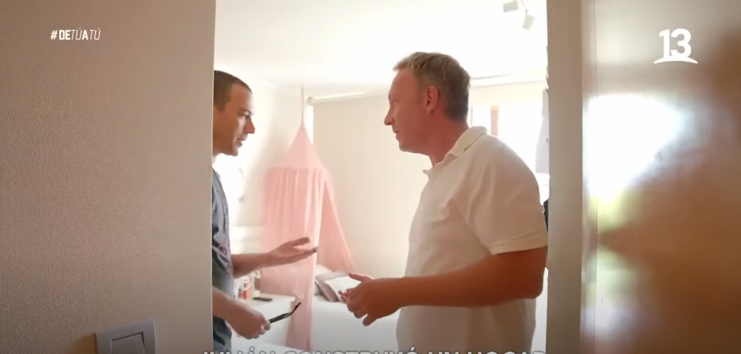 Julián Elfenbein mostró en 'De tú a tú' su amplio departamento: tiene tierno espacio para sus hijas