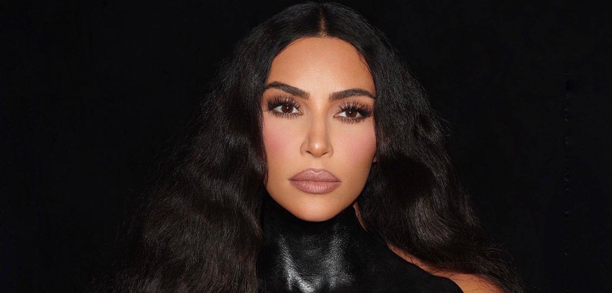 Incómoda elección: Kim Kardashian llegó a evento de Balenciaga cubierta con cinta de embalaje