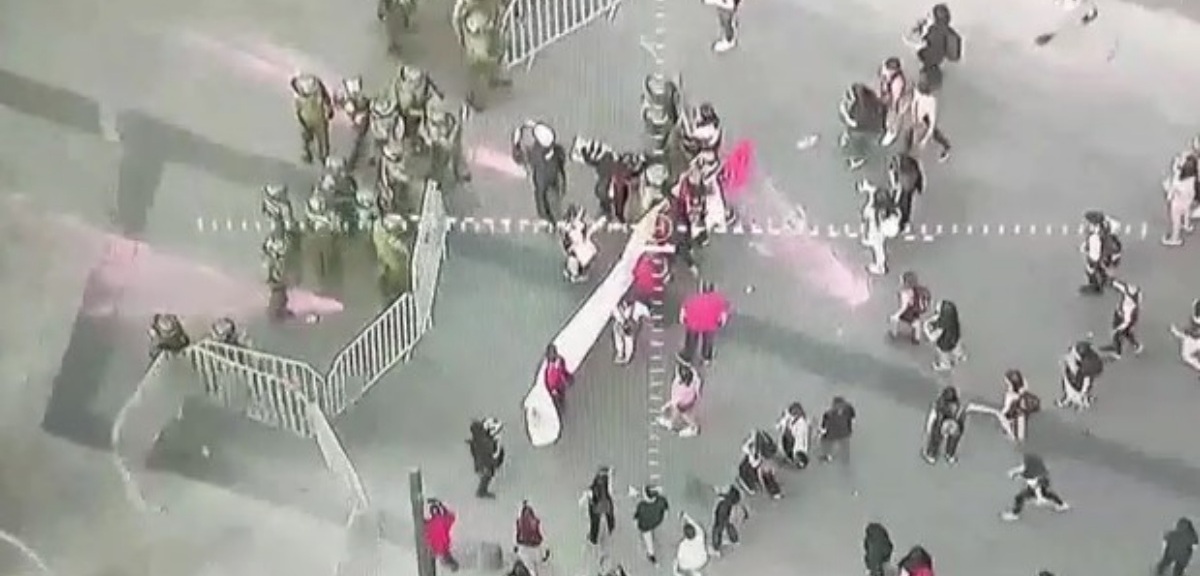 Marcha del 8M: registros captan pelea entre mujeres y encapuchados en Santiago