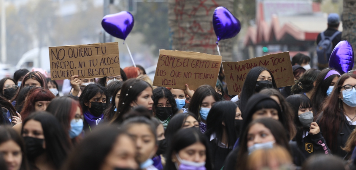 Estudiantes secundarias marcharon al Mineduc en protesta por casos de violencia sexual